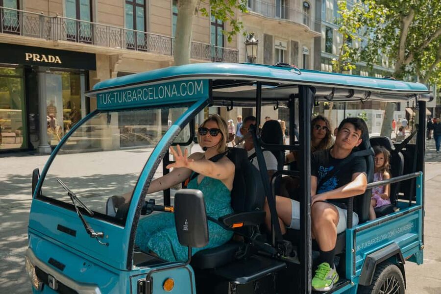 1,5-Hour Barcelona City & Beach Private Tuk-Tuk Tour - Casa de les Punxes and Passeig de Gràcia