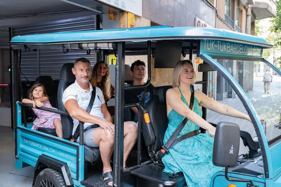 1,5-Hour Barcelona City & Beach Private Tuk-Tuk Tour - Ciutadella Park and Arc de Triomf