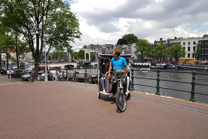 1,5 hours Amsterdam Rickshaw Tour - Nieuwmarkt and the old eastern city gate