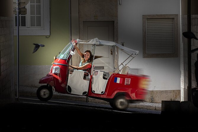 1 hour in Tuk Tuk to access the famous viewpoints of Lisbon - Four Lisbon viewpoints, one compact ride