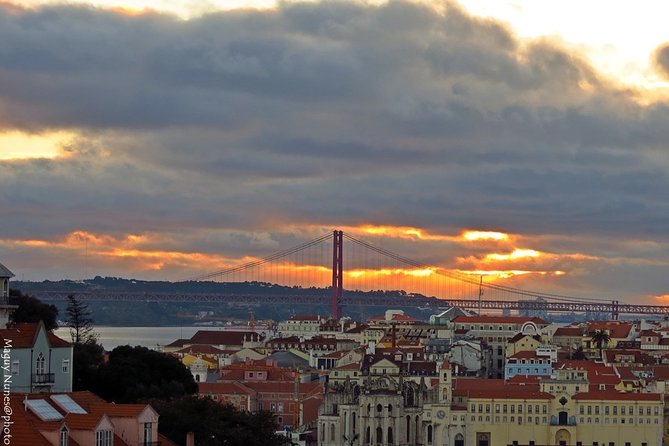 1 hour in Tuk Tuk to access the famous viewpoints of Lisbon - Senhora do Monte on Graça Hill