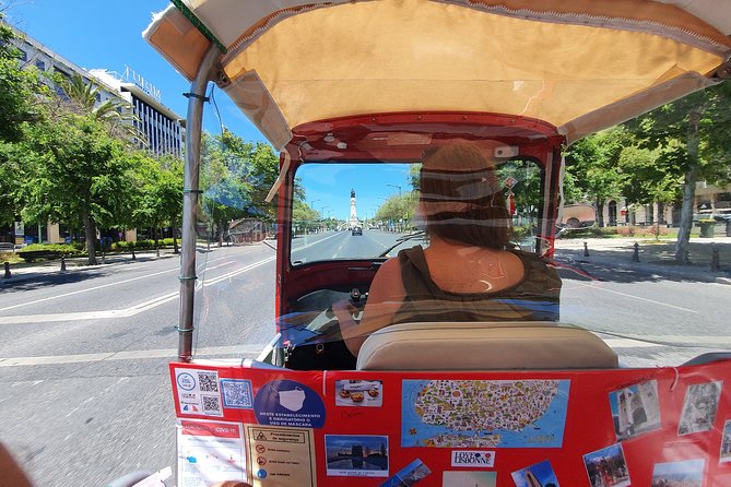 1 hour in Tuk Tuk to access the famous viewpoints of Lisbon - What the guides add to the experience