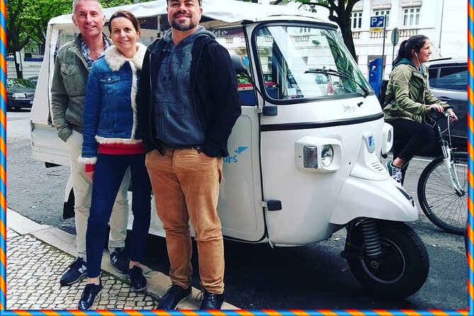 1 hour in Tuk Tuk to access the famous viewpoints of Lisbon - Santa Luzia and the Sea of Straw