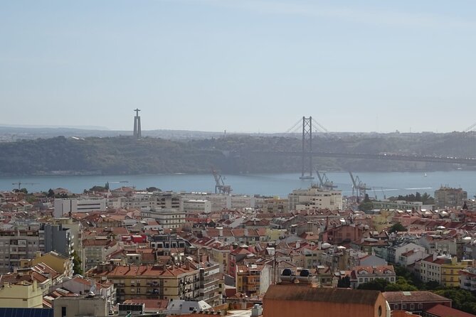 1-hour private eco tuk-tuk tour for up to 6 people through Lisbon - Starting at Sé Cathedral and Santo António