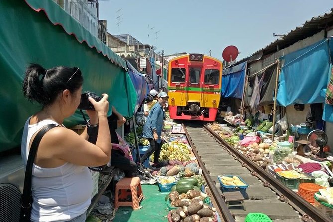 2-hour Bangkok Old City Night CHOB TUK TUK + Talat Noi Street Art - King Rama III Memorial and the best photo cluster