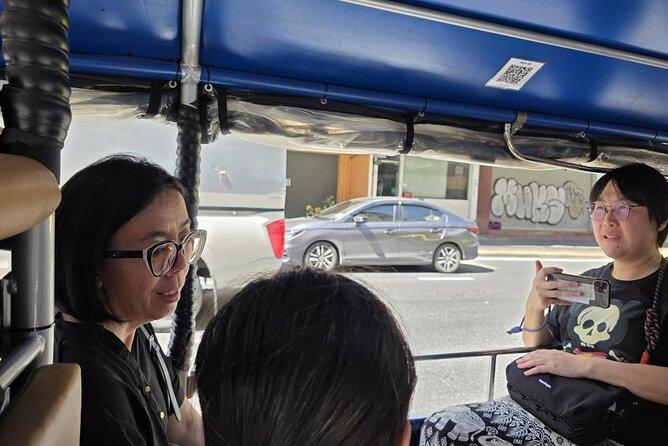 2 Hour Electric Tuk Tuk Cultural Tour of Bangkok - Democracy Monument and the Road to the Palace