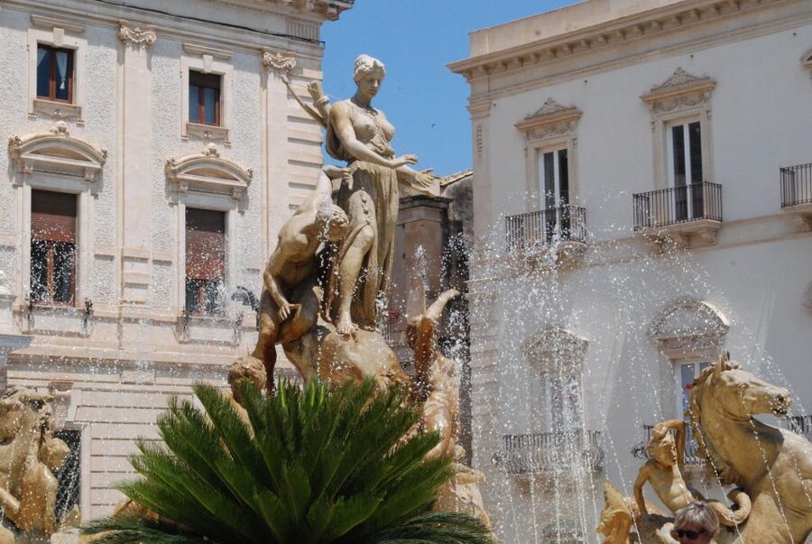 2 hours Tuk tuk tour in Siracusa - One hour across the island of Ortigia