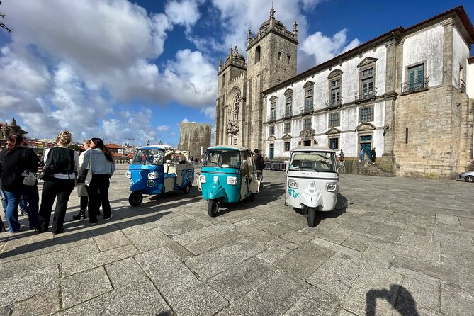 3h30 tour in Porto by Tuk Tuk - Carmo, Carmelitas, and a look at Portugal under dictatorship