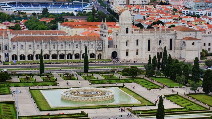 4-hour sightseeing tour by Tuk-Tuk Lisbon old town and Belém - The pastel de Belém stop