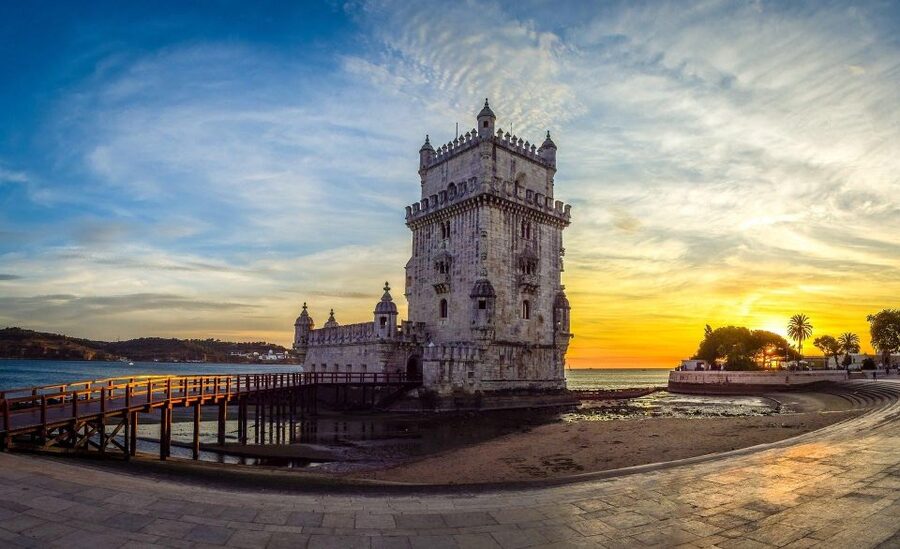 4-hour sightseeing tour by Tuk-Tuk Lisbon old town and Belém - Narrow old-town streets and traditional quarters