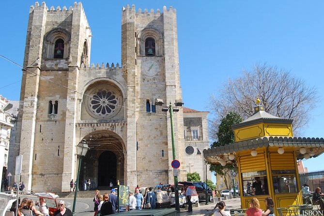 4h/half-day Lisbon Tuk Tuk Tour with a local - Portas do Sol and Senhora do Monte