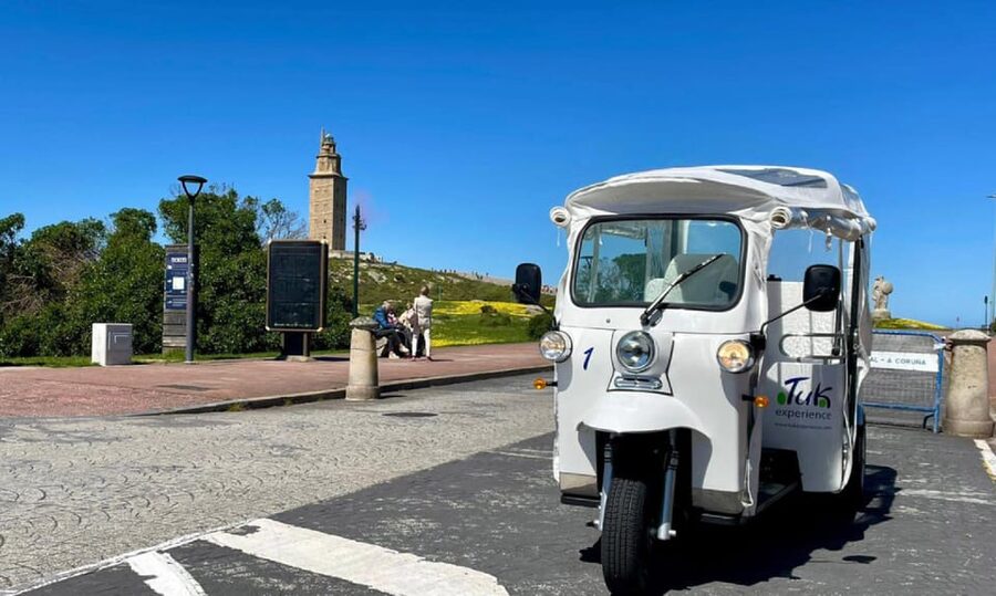 A Coruña: Premium Tuk Tuk tour - María Pita Square and the city center