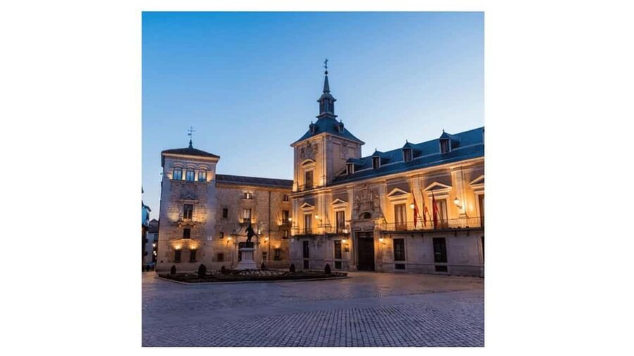 A more complete and fun audio-guided tour with an urban tuk-tuk - Salamanca, Alcalá Gate, and Cibeles
