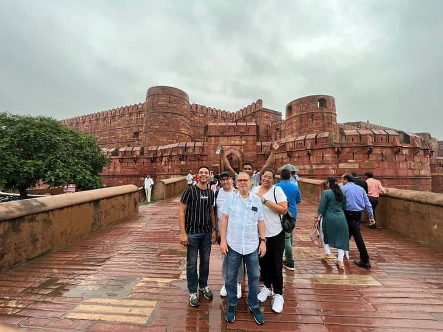 Agra: Private Full-Day Sightseeing Tour by Tuk-Tuk or Cab - What the private guide adds
