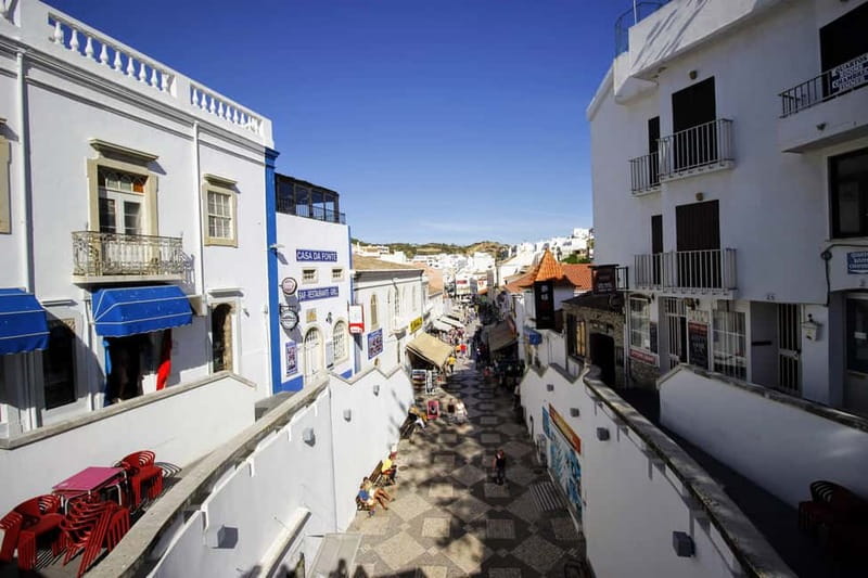 Albufeira: Tuk Tuk Ride with Old Town and Beaches - What the guide adds to the ride