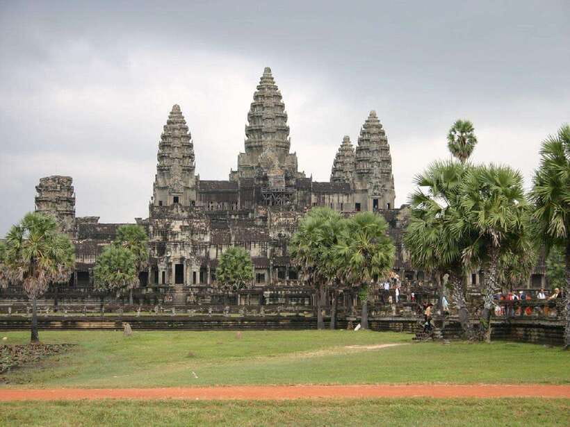 Angkor Wat Small Tour With Private Tuk Tuk - Starting with the temple pass