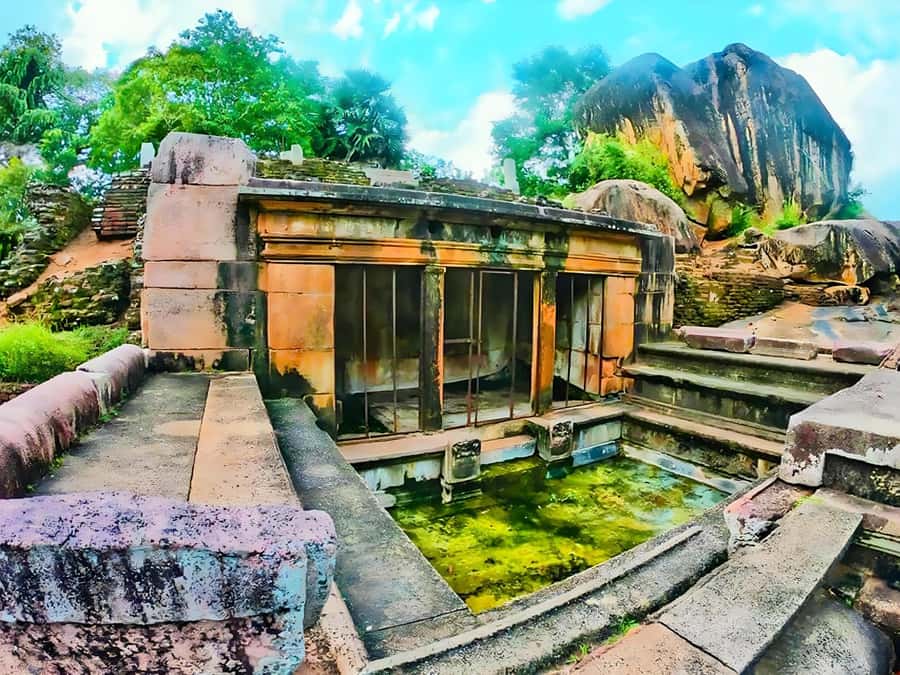 Anuradhapura: Tuk Tuk Tour - Ancient City with Audio Guide - Abhayagiri: the longest stretch of the visit