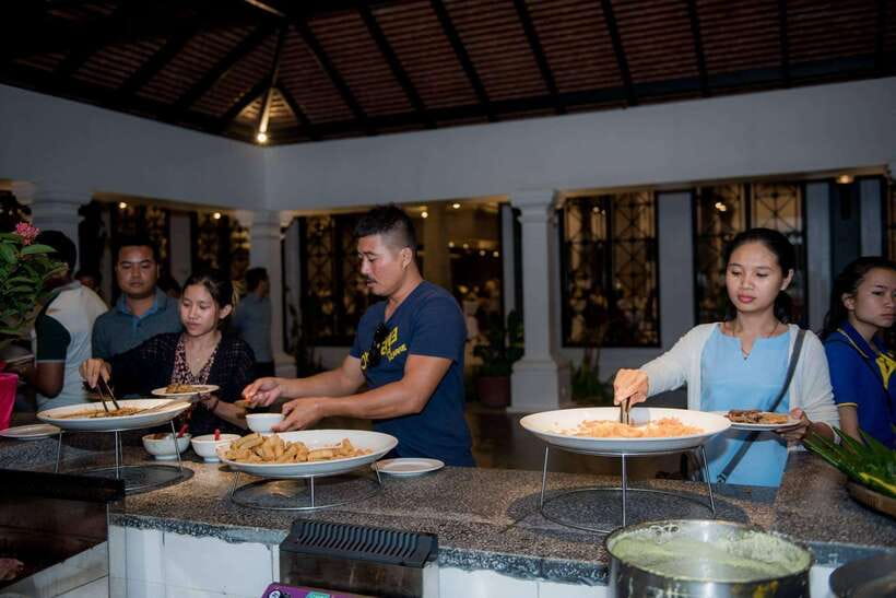 Apsara Traditional Dances & Local Buffet with Tuk-Tuk Ride - The tuk-tuk ride sets an easy pace