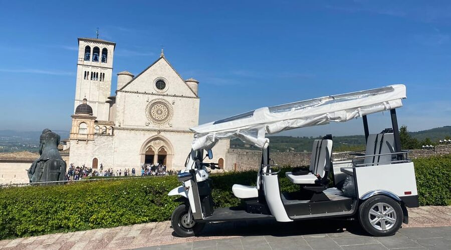 Assisi: Grand Tour Tuk Tuk - Italian driver - Chiesa Nuova and the birthplace of Saint Francis