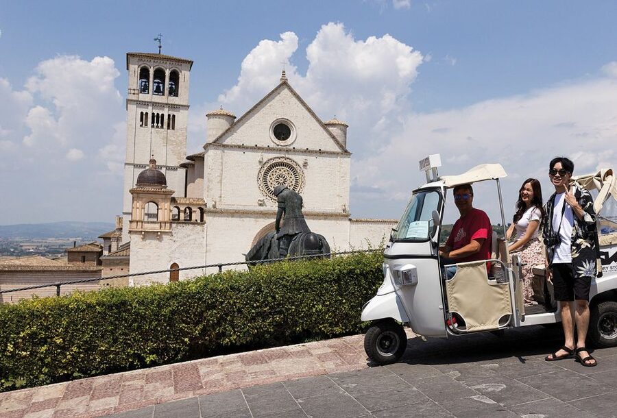 Assisi: Panoramic Tuk Tuk Tour - Piazza del Comune and the Roman Temple of Minerva
