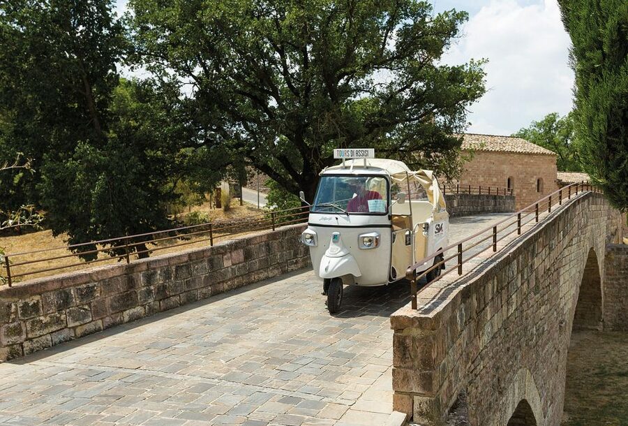 Assisi: Panoramic Tuk Tuk Tour - San Rufino, Piazza Vescovado, and the Franciscan story