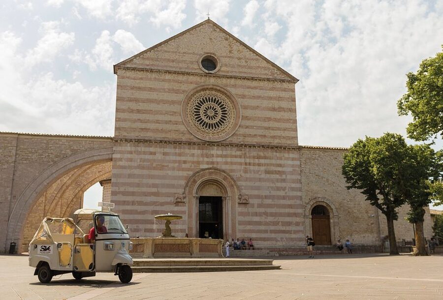 Assisi: Panoramic Tuk Tuk Tour - The Basilica of San Francesco and the Giotto fresco question