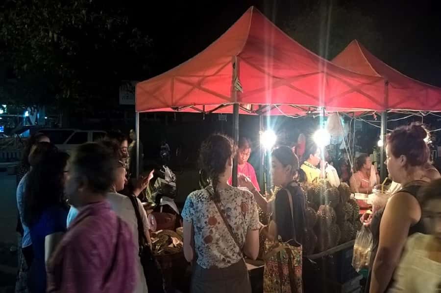 Ayutthaya Evening Tuk Tuk Temples Tour From Bangkok - A food-first stop at Banglan Night Market