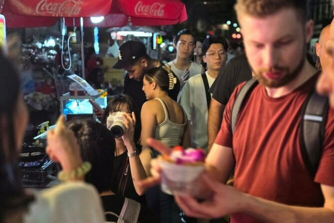Bangkok: A 4 Hours Tuk Tuk Sightseeing Tour At Iconic Landmarks - Folding lotus flowers at Pak Khlong Talat