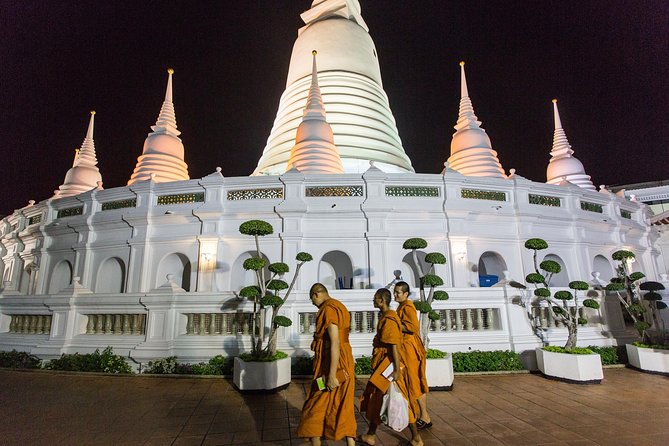 Bangkok by Night: Temples, Markets and Food Tuk-Tuk Tour - Pak Khlong Talat, Bangkok’s 24-hour flower market