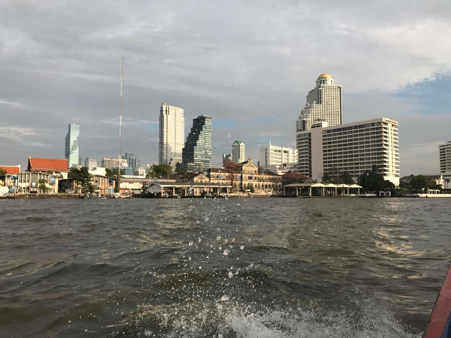Bangkok: CHOB TUK TUK Ride + Canal Tour + Foods Tasting - What the guides add to the day