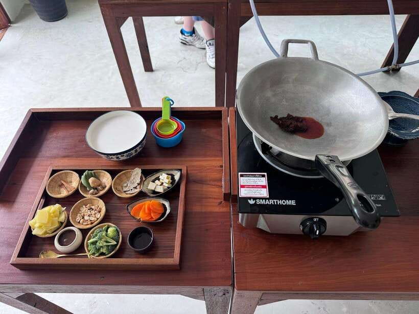 Bangkok: Cooking Class + Tuk Tuk Ride + Market Tour - A short tuk tuk ride to Prannok Market