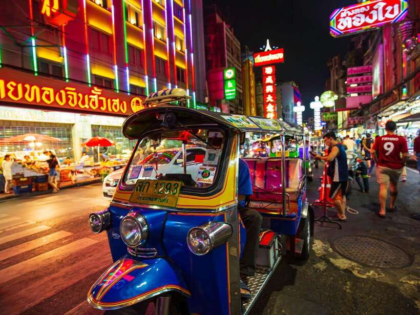 Bangkok: Evening Tour with Wat Arun, Wat Pho & Tuk Tuk Ride - The tuk tuk ride to Yaowarat