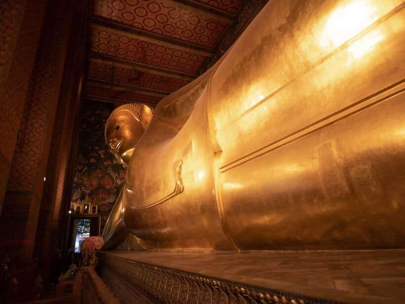 Bangkok: Evening Tour with Wat Arun, Wat Pho & Tuk Tuk Ride - The guides are a major part of the experience