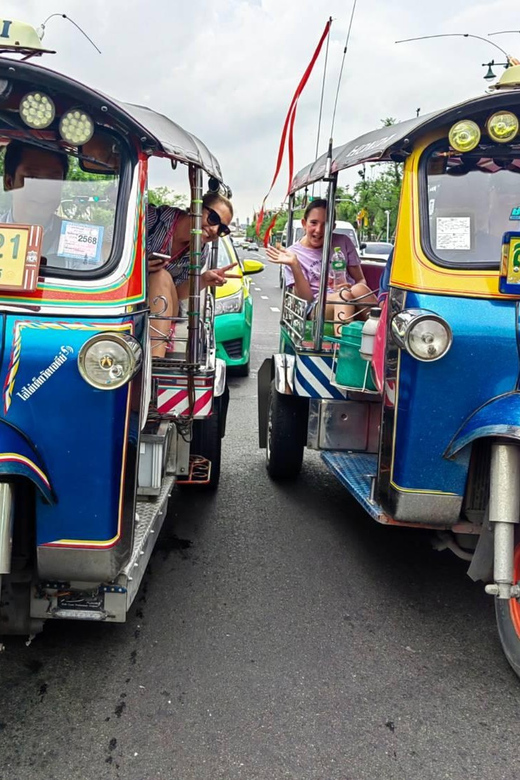 Bangkok: Guided Tour in a Typical Thai Tuk-Tuk - Pak Khlong Talat and the lotus flower activity