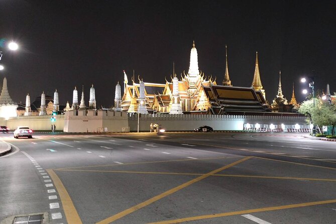 Bangkok: Michelin Guide Street Food Tour by Tuk Tuk - What the guides add to the evening