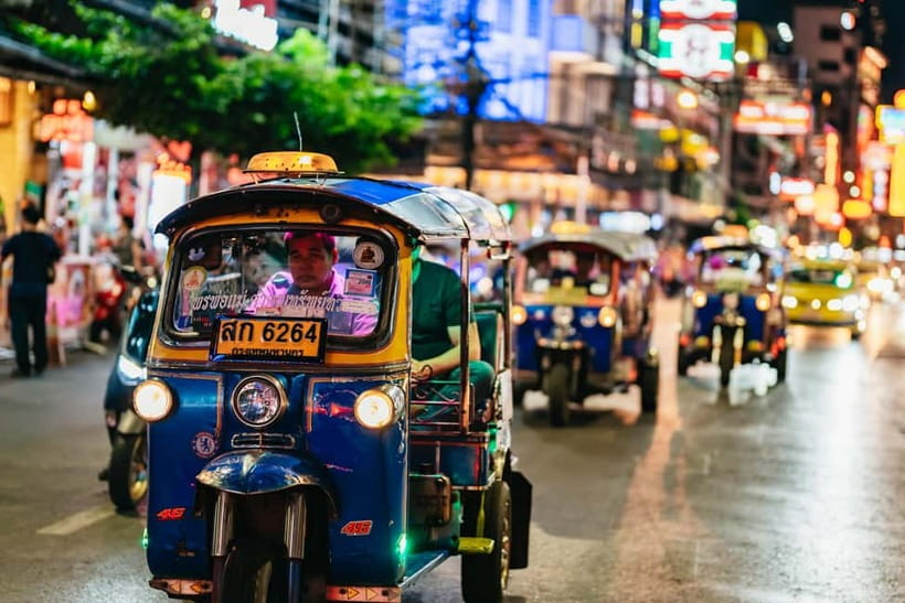 Bangkok: Midnight Food Tour by Tuk-Tuk - A rooftop drink facing Wat Arun
