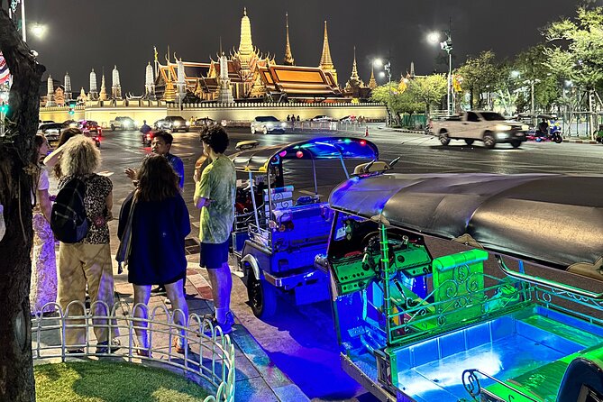Bangkok Night Tour: Food, Temple & Tuk Tuk - Wat Prayurawongsawat after dark