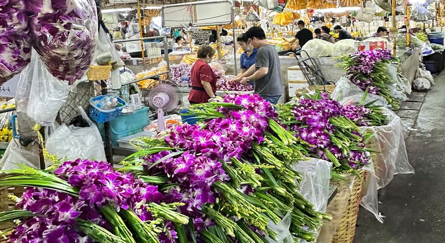 Bangkok Night Tour: Food, Temple & Tuk-Tuk - Walking through Pak Khlong Talat Flower Market