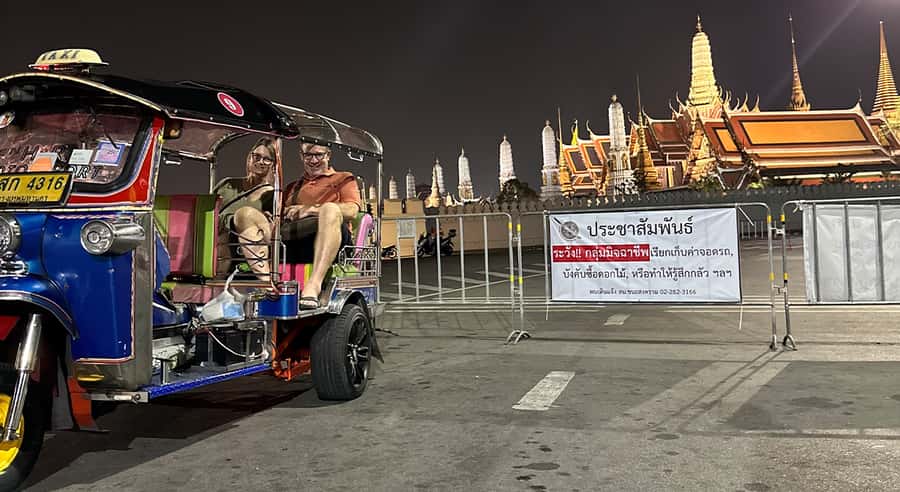 Bangkok Night Tour: Food, Temple & Tuk-Tuk - Dinner at a local restaurant