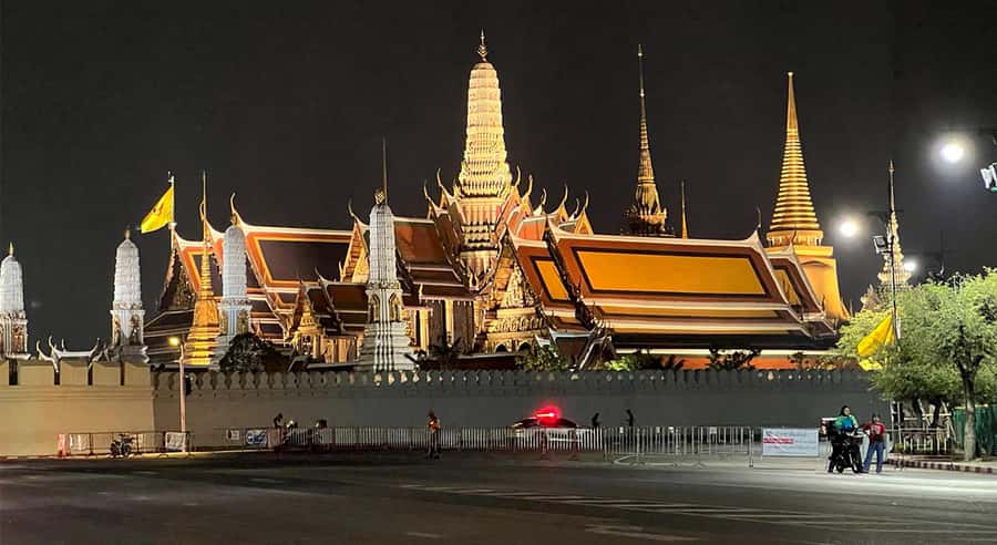 Bangkok Night Tour: Food, Temple & Tuk-Tuk - Chinatown after dark