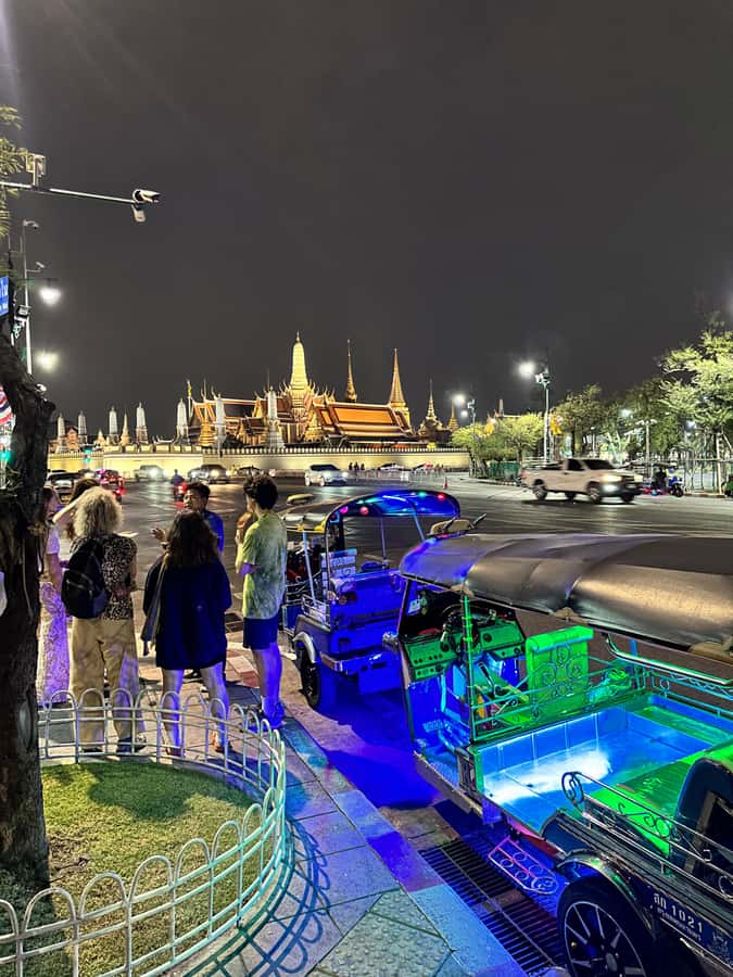 Bangkok Night Tour: Food, Temple & Tuk-Tuk - Guides make the biggest difference