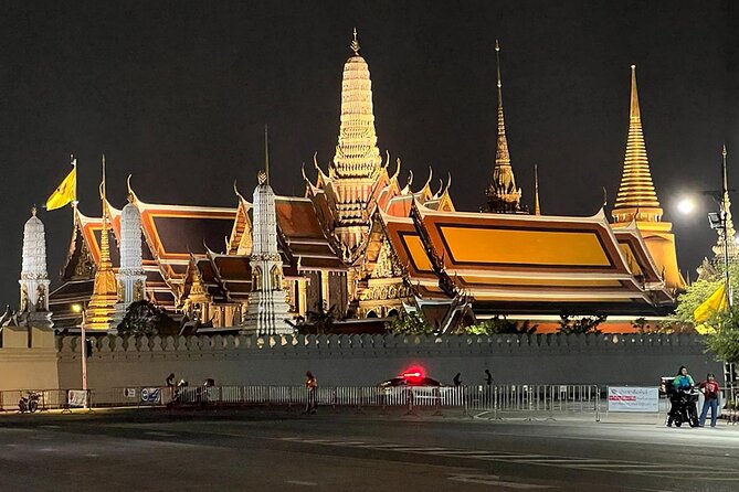 Bangkok Night Tour: Food, Temple & Tuk-Tuk - Eating your way through Wong Wian Yai