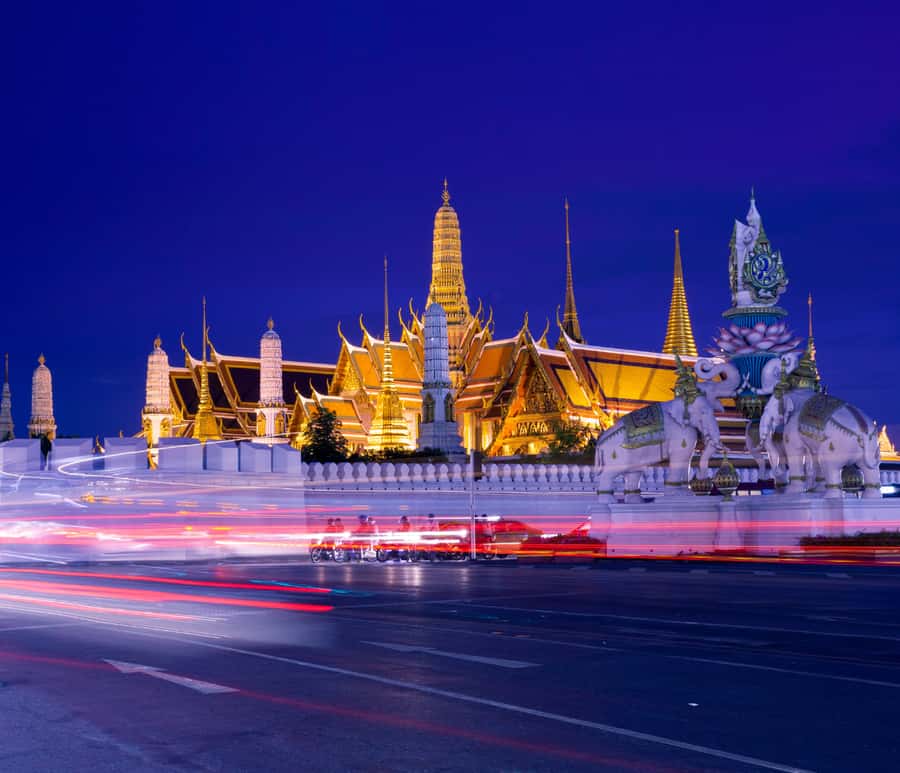 Bangkok Night Tuk Tuk: Private Tour of Markets & Landmarks - The flower market and a quieter riverside pause