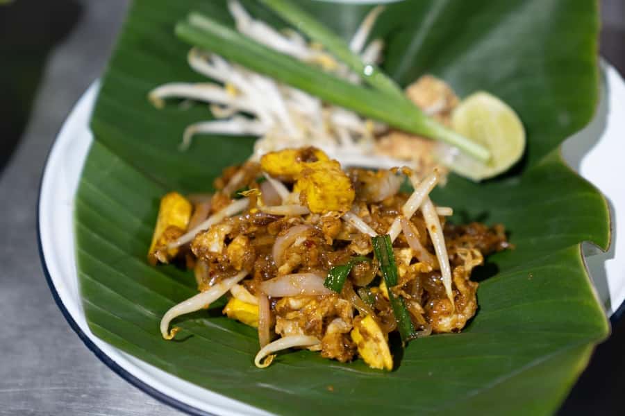 Bangkok Street Food and Night Lights by Tuk Tuk - Tom yum wonton and charcoal pork satay