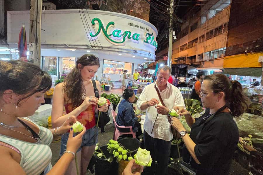 Bangkok Tuk Tuk Night Tour with Chinatown visit - Wat Ratchanadda and the Royal Metal Castle
