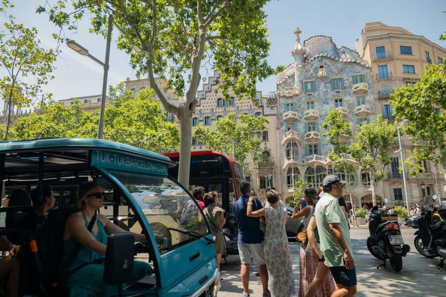 Barcelona: 2h Premium Private Tuk-Tuk Tour - Plaça de Catalunya and Plaça d’Espanya