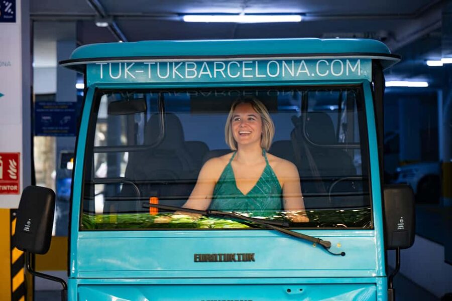 Barcelona: 2h Premium Private Tuk-Tuk Tour - Montjuïc and the city views