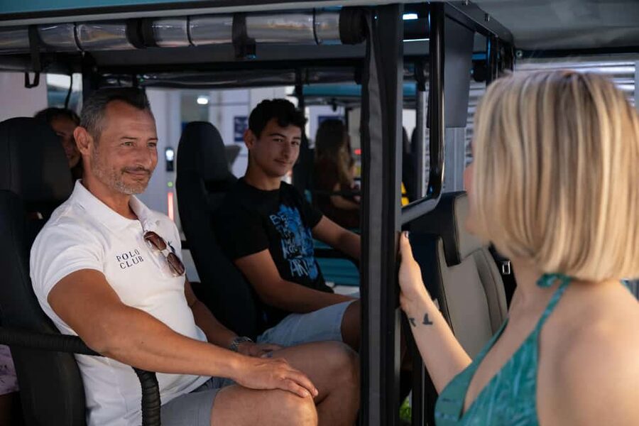 Barcelona: 2h Premium Private Tuk-Tuk Tour - Parc de la Ciutadella and Arc de Triomf