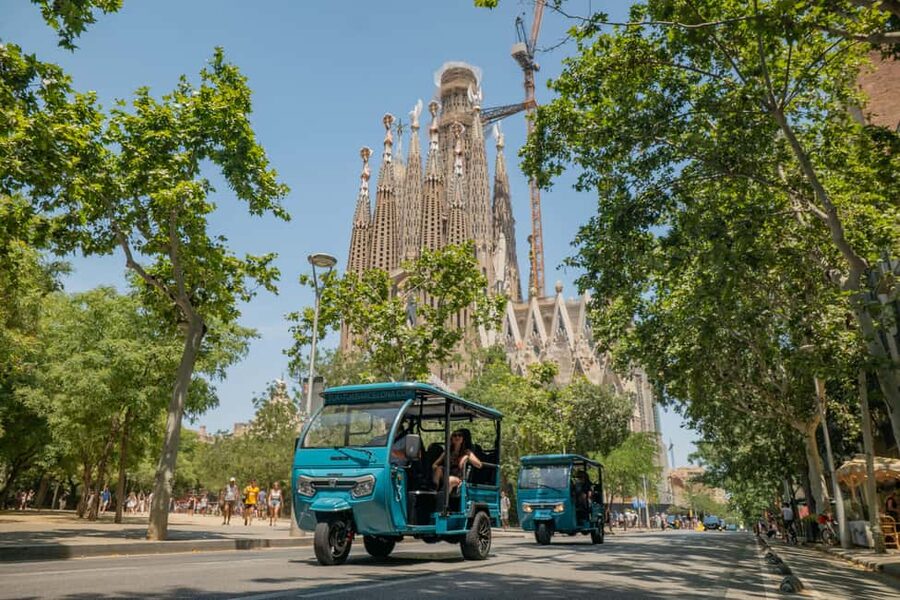Barcelona: 2h Premium Private Tuk-Tuk Tour - La Monumental and Sagrada Família