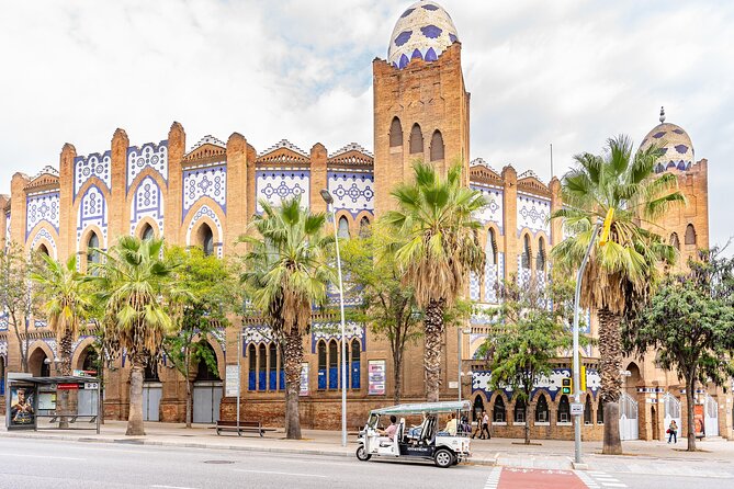 Barcelona Expert Plus Tour with Local Guide in Eco Tuk Tuk Private - Montjuïc, Plaza de España, and the high views